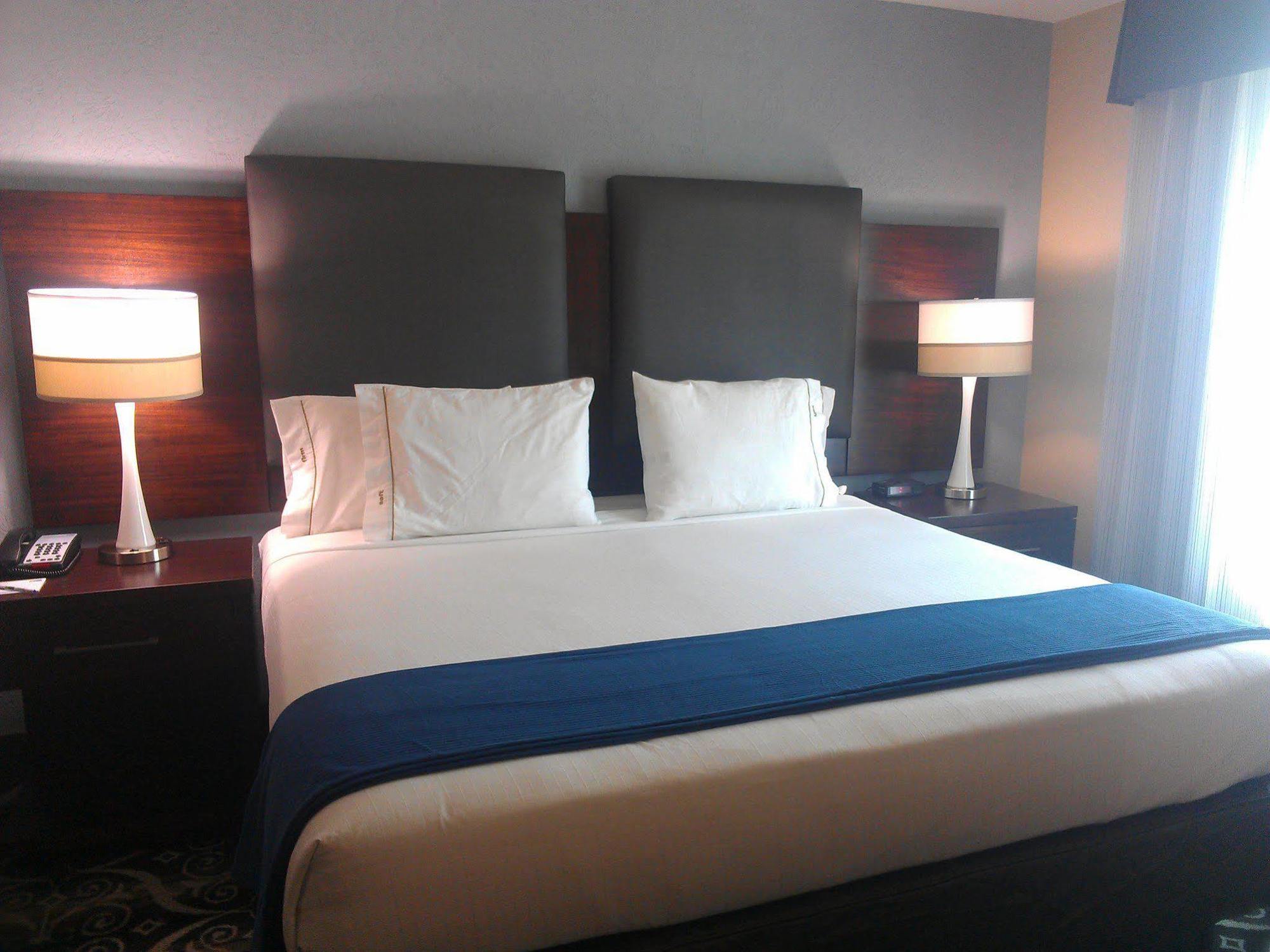 Holiday Inn Express Hotel & Suites North Kansas City By Ihg Exterior photo