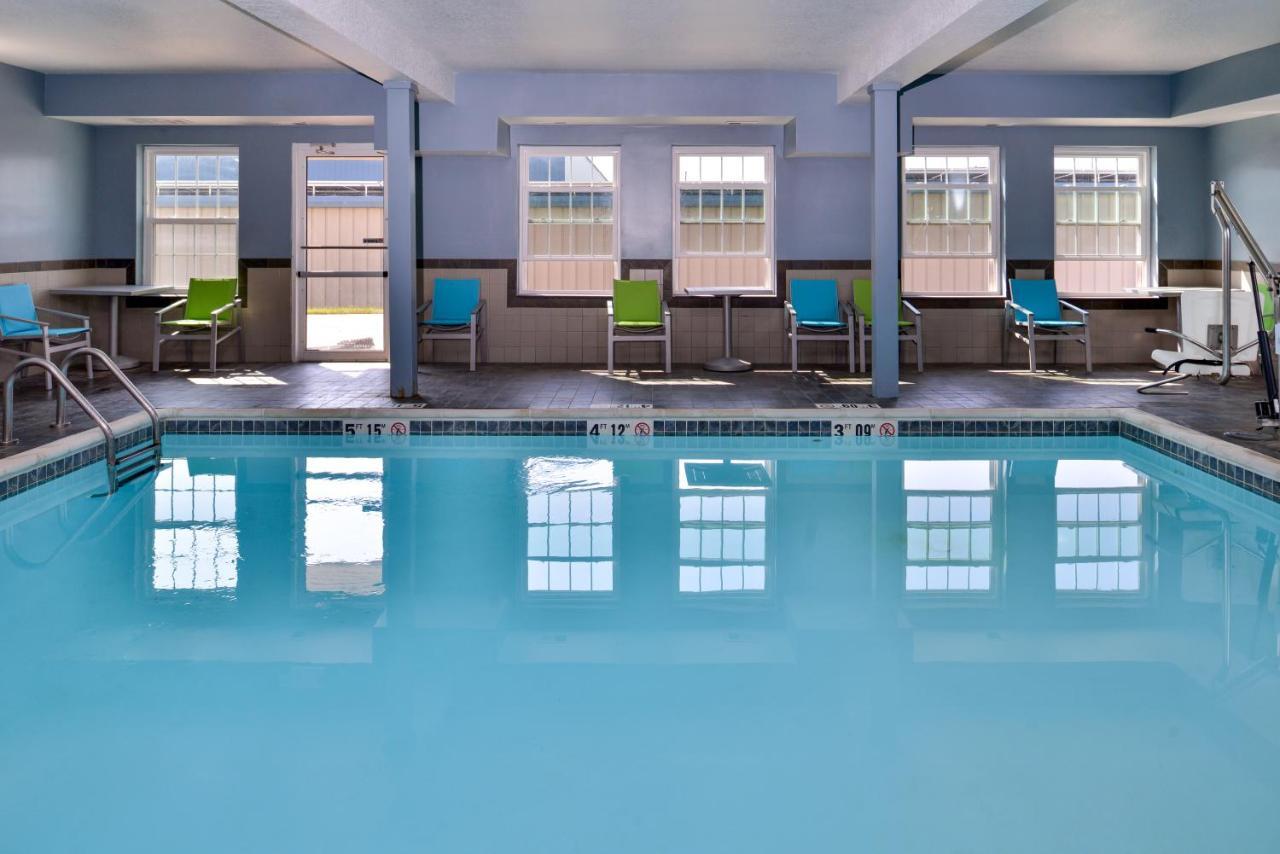 Holiday Inn Express Hotel & Suites North Kansas City By Ihg Exterior photo