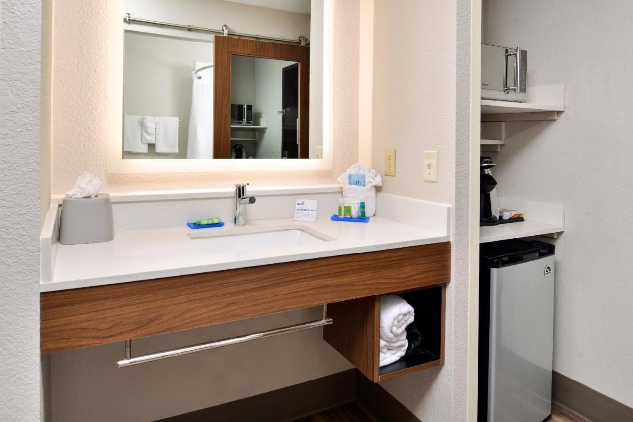 Holiday Inn Express Hotel & Suites North Kansas City By Ihg Exterior photo