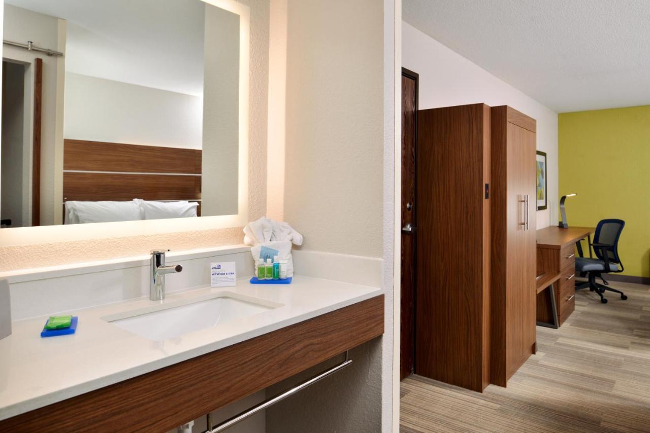 Holiday Inn Express Hotel & Suites North Kansas City By Ihg Exterior photo